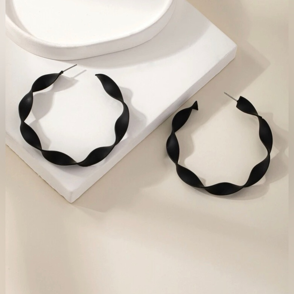 ❀ Large Black Matte Twisted Hoop Fashion Earrings